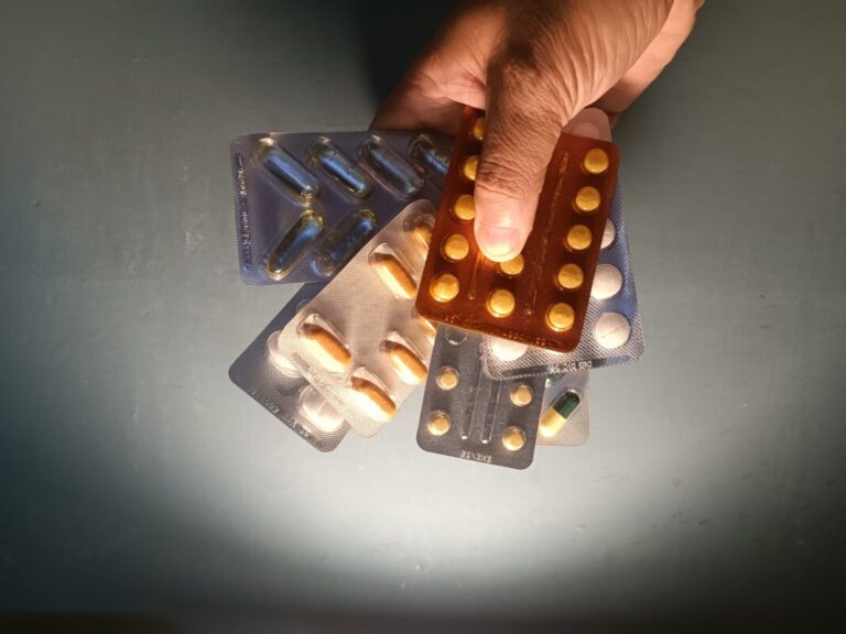 Alertan sobre riesgos en la compra de medicamentos en redes sociales