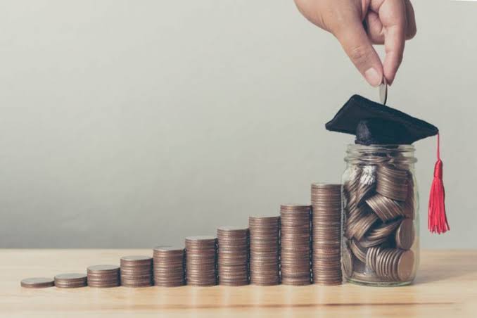 Colegiaturas y transporte escolar son deducibles ante el SAT