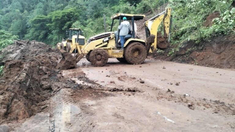 Avanza atención de caminos y puentes afectados por inundaciones