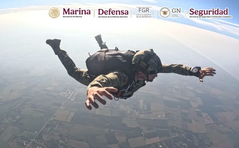 Marinos paracaidistas capacitan personal de la Secretaría de Seguridad