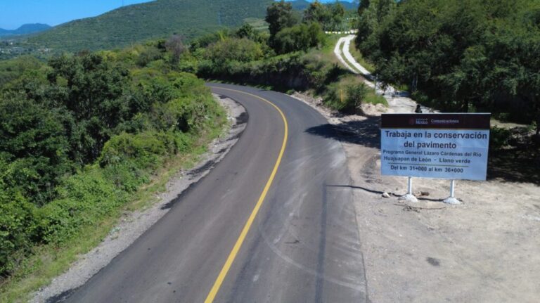 Avance de 78% reporta modernización de 820 km de carreteras en Mixteca oaxaqueña