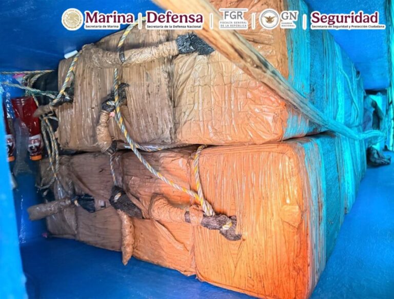 En una operación marítima se asegura semisumergible con presunta cocaína en las costas de Colima