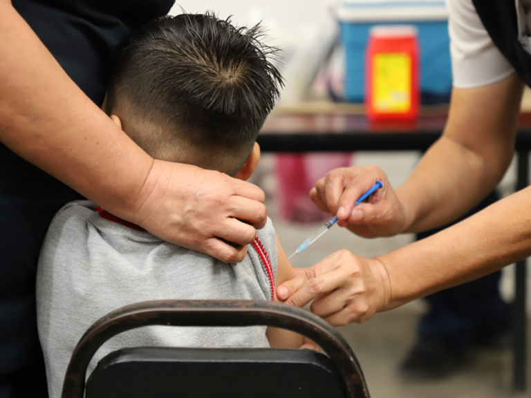 Supervisa Secretaria de Salud de Nuevo León vacunación contra el sarampión en escuelas