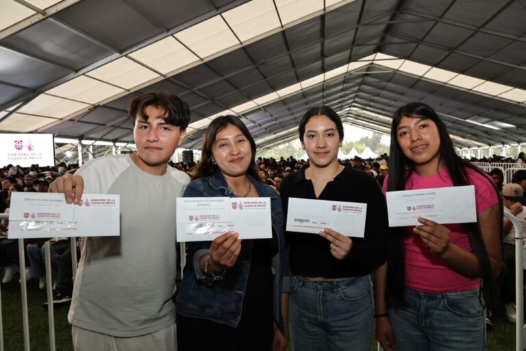 Beca a universitarios chilangos para transporte llega a 100 mil beneficiarios