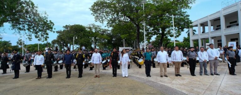Izan bandera para celebrar el 52 aniversario de Quintana Roo como Estado Libre y Soberano